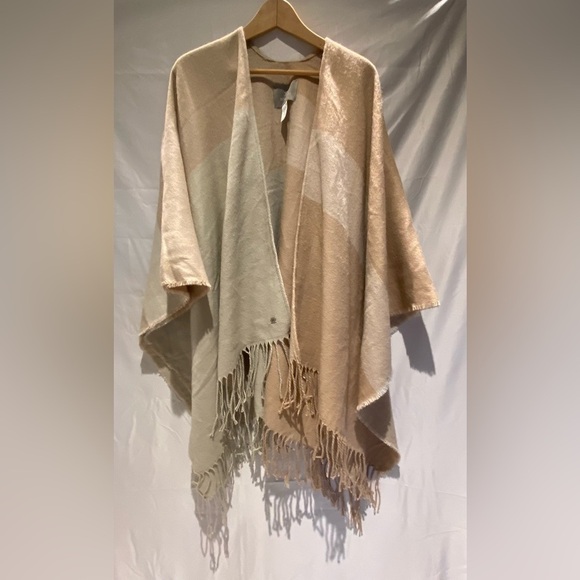 SOIA & KYO Women's Open Front Pink and Cream Fringe Shawl - Picture 4 of 7